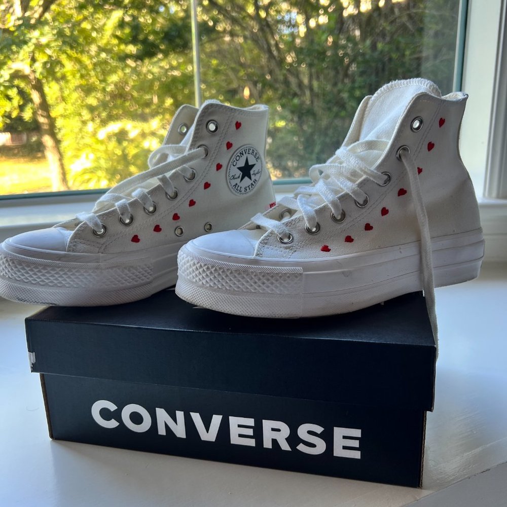 Chuck Taylor All Star Lift Platform Embroidered Hearts